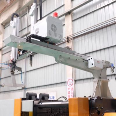 TUV Horizontal 200 Ton Injection Molding Machine With Robot Arm